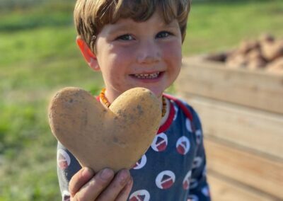 Julian mit Herz-Kartoffel
